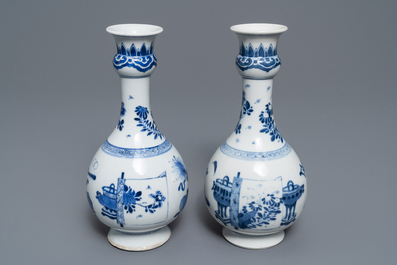 Une paire de vases en porcelaine de Chine bleu et blanc, Kangxi