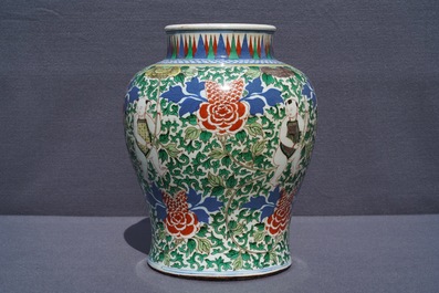 Un vase en porcelaine de Chine wucai &agrave; d&eacute;cor de gar&ccedil;ons, 19&egrave;me