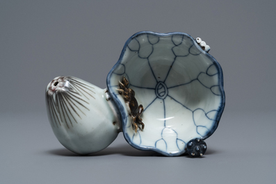 Een Chinese blauw-witte en koperrode 'krab in lotus' waterdruppelaar, Kangxi