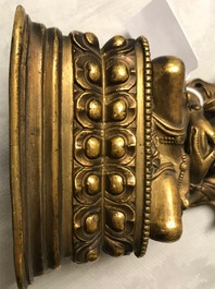 Een Chinese verguld bronzen figuur van Amitayus, 17/18e eeuw