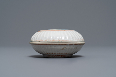 Een polychrome Japanse Kakiemon dekseldoos met een draak, Edo, 17e eeuw