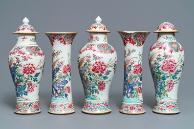 Een Chinees famille rose vijfdelig kaststel met vogels bij bloesems, Qianlong
