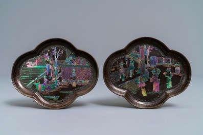 Une paire de tasses et soucoupes en argent et laque burgaut&eacute;, Chine, Kangxi