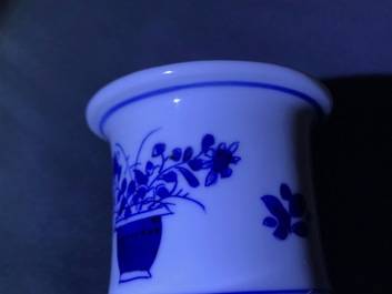 Un vase de forme rouleau en porcelaine de Chine bleu et blanc, Kangxi
