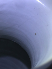 Un vase de forme rouleau en porcelaine de Chine bleu et blanc, Kangxi
