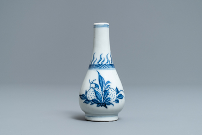 Een Chinees blauw-wit vaasje met vruchten en kalligrafie, Transitie periode