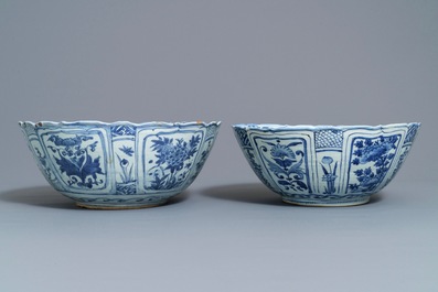 Une paire de grands bols en porcelaine de Chine bleu et blanc de type kraak, Wanli