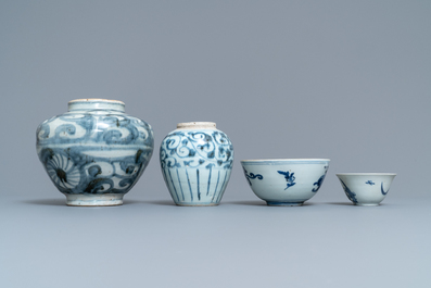 Een collectie divers Chinees blauw-wit porselein, Ming
