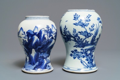 Deux vases en porcelaine de Chine en bleu et blanc, Kangxi