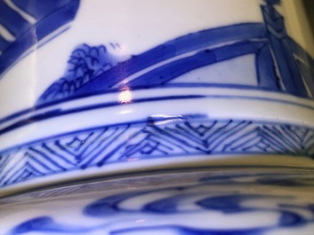 Un vase de forme yenyen en porcelaine de Chine bleu et blanc, Kangxi
