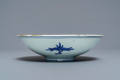 Een Chinese blauw-witte kom met floraal decor, Jiajing merk en periode