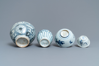 Een collectie divers Chinees blauw-wit porselein, Ming