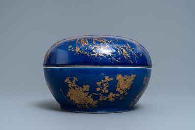 Een Chinese poederblauwe ronde dekselschaal met verguld decor, Guangxu merk en periode