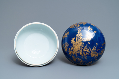 Een Chinese poederblauwe ronde dekselschaal met verguld decor, Guangxu merk en periode