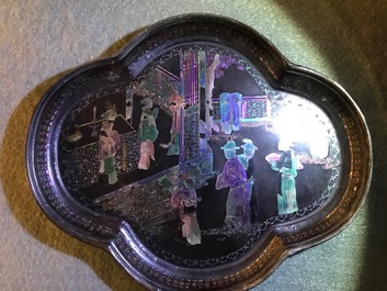 Une paire de tasses et soucoupes en argent et laque burgaut&eacute;, Chine, Kangxi