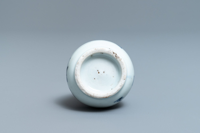 Een Chinees blauw-wit vaasje met vruchten en kalligrafie, Transitie periode
