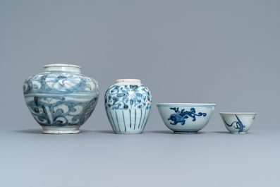 Een collectie divers Chinees blauw-wit porselein, Ming