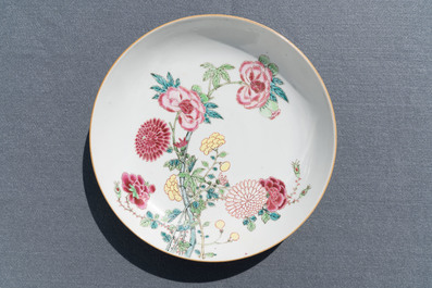 Une assiette en porcelaine de Chine famille rose, anc. coll. Auguste le Fort, Yongzheng