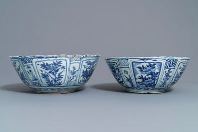 Une paire de grands bols en porcelaine de Chine bleu et blanc de type kraak, Wanli