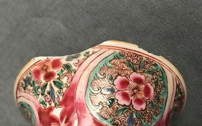 Een Chinees famille rose vijfdelig kaststel met vogels bij bloesems, Qianlong