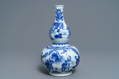 A Chinese blue and white double gourd vase, Transitional period