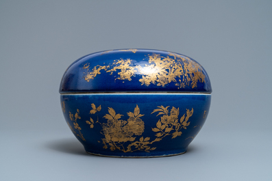 Een Chinese poederblauwe ronde dekselschaal met verguld decor, Guangxu merk en periode