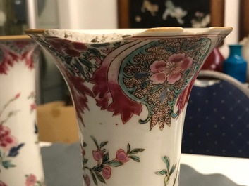 Een Chinees famille rose vijfdelig kaststel met vogels bij bloesems, Qianlong