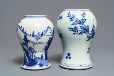 Deux vases en porcelaine de Chine en bleu et blanc, Kangxi