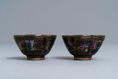 Une paire de tasses et soucoupes en argent et laque burgaut&eacute;, Chine, Kangxi