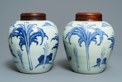 Une paire de pots en porcelaine de Chine bleu et blanc &agrave; d&eacute;cor d'un kylin, &eacute;poque Transition