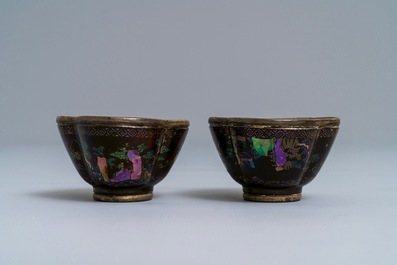 Une paire de tasses et soucoupes en argent et laque burgaut&eacute;, Chine, Kangxi