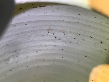 Une paire de pots en porcelaine de Chine bleu et blanc &agrave; d&eacute;cor d'un kylin, &eacute;poque Transition