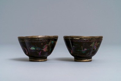 Une paire de tasses et soucoupes en argent et laque burgaut&eacute;, Chine, Kangxi