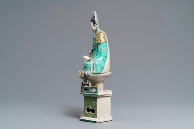 Un groupe en biscuit &eacute;maill&eacute; vert figurant Guanyin &agrave; l'enfant sur tr&ocirc;ne de lotus, Kangxi