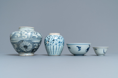 Een collectie divers Chinees blauw-wit porselein, Ming