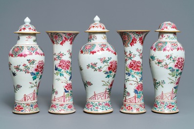 Een Chinees famille rose vijfdelig kaststel met vogels bij bloesems, Qianlong