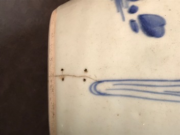 Une paire de pots en porcelaine de Chine bleu et blanc &agrave; d&eacute;cor d'un kylin, &eacute;poque Transition