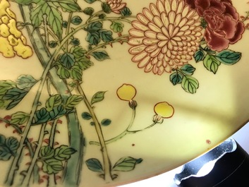 Une assiette en porcelaine de Chine famille rose, anc. coll. Auguste le Fort, Yongzheng
