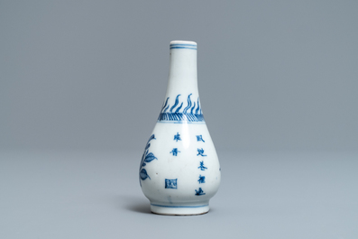 Een Chinees blauw-wit vaasje met vruchten en kalligrafie, Transitie periode