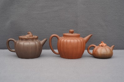 Six th&eacute;i&egrave;res couvertes en gr&egrave;s de Yixing, Chine, 19&egrave;me