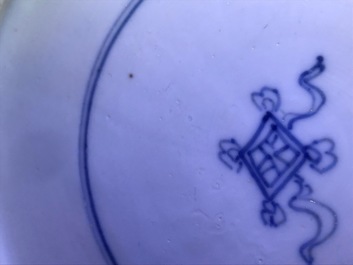 Un vase de forme yenyen en porcelaine de Chine bleu et blanc &agrave; d&eacute;cor 'bianco sopra bianco', Kangxi
