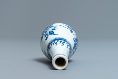 Een Chinees blauw-wit vaasje met vruchten en kalligrafie, Transitie periode