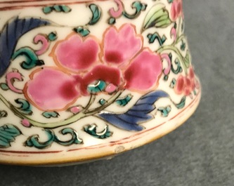 Een Chinees famille rose vijfdelig kaststel met vogels bij bloesems, Qianlong