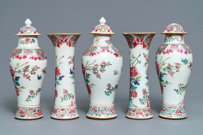 Een Chinees famille rose vijfdelig kaststel met vogels bij bloesems, Qianlong