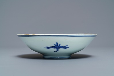 Een Chinese blauw-witte kom met floraal decor, Jiajing merk en periode