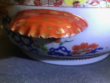 Une terrine couverte en porcelaine de Chine famille verte &agrave; d&eacute;cor de femmes dans un paysage, Yongzheng