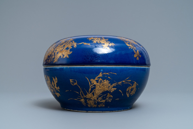 Een Chinese poederblauwe ronde dekselschaal met verguld decor, Guangxu merk en periode