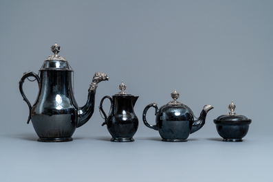 Een vierdelig koffieservies in zwart aardewerk met zilveren montuur, Namen, 18e eeuw