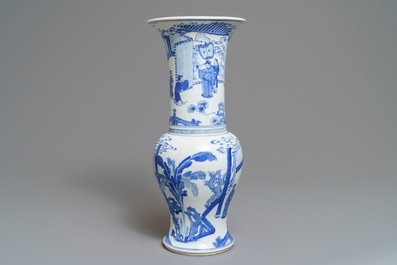 Un vase de forme yenyen en porcelaine de Chine bleu et blanc, Kangxi
