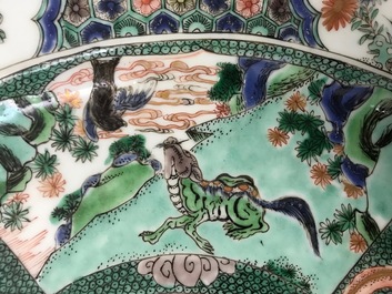 Une paire de plats en porcelaine de Chinese famille verte &agrave; d&eacute;cor d'animaux mythiques, Kangxi